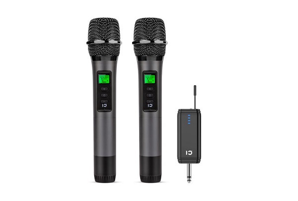 Dos microfonos de color negro delante de un fondo blanco